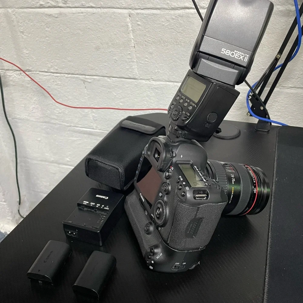 Canon Black DSLR with High-End Adjustable Flash